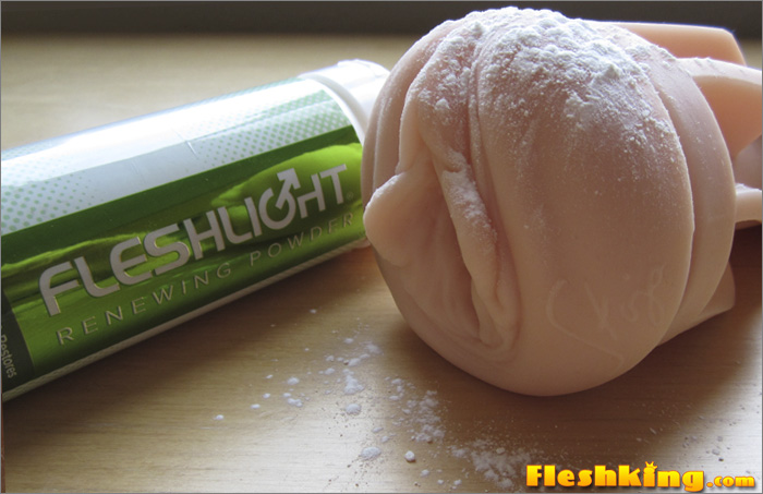 Insertoberflächen mit Maisstärke oder Fleshlight Renewing Powder pflegen