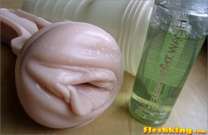 Fleshlight Insert nach mehrmaliger Benutzung mit Isopropyl Alkohol desinfizieren